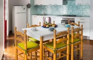 Cucina verde acqua con tavolo apparecchiato